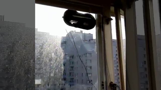 НАГЛЯДНОЕ МЫТЬЕ ГРЯЗНЫХ ОКОН РОБОТОМ!!! смотреть онлайн