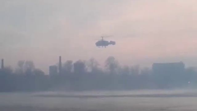 Вертолёт МЧС набирает воду смотреть онлайн