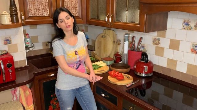 Семейная кухня Маши Трауб. Сыр, запечённый с помидорами и мятой смотреть онлайн