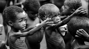 ГОЛОДАЮЩИЕ ДЕТИ АФРИКИ ПРОСЯТ НЕГРА В ОЧКАХ ДАТЬ ВОДЫ