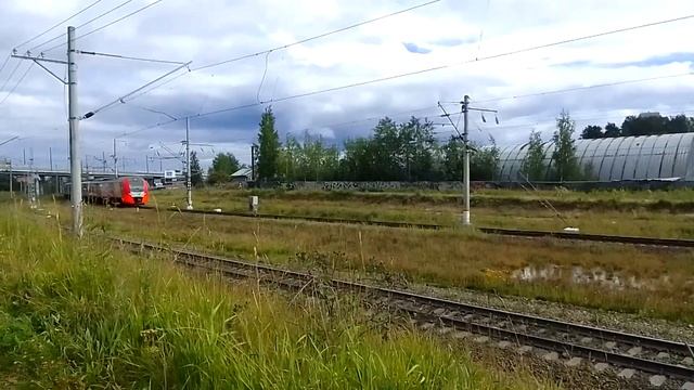 ЭС1П-005. Ласточка. Идёт по 2 неправильному пути на юг в Псков. Петрозаводск. Пустой салон. смотреть онлайн