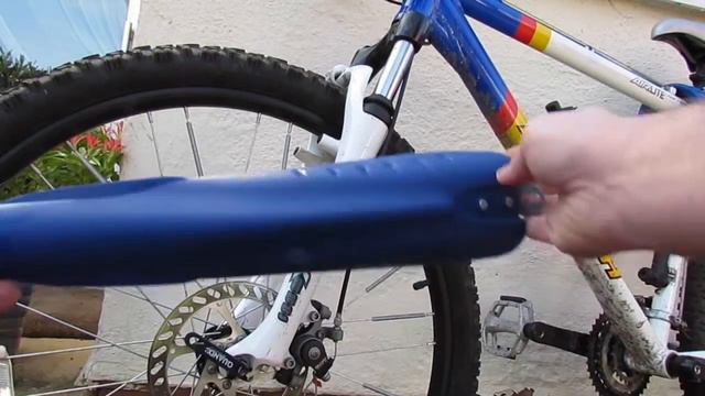 Fitting and adapting cheap £1 Poundland mudguards / fenders onto mountain bike MTB смотреть онлайн