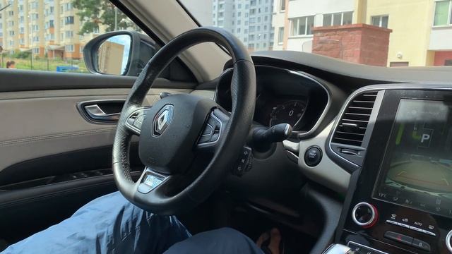 Параллельная парковка на Renault Talisman Initiale Paris при помощи автопарковщика смотреть онлайн