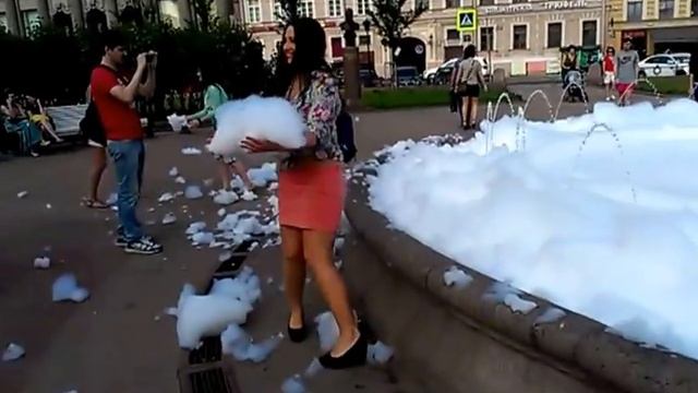 2013 06 23 - Пена в фонтане у дома кино в Питере смотреть онлайн
