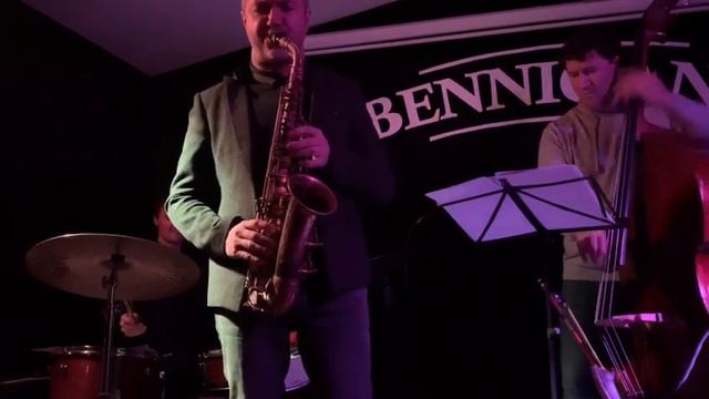 Miles Ahead by the Darren Beckett Trio смотреть онлайн