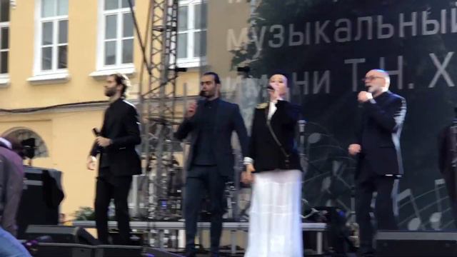 Семья Боджгуа поёт «Арго»