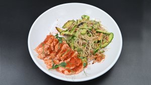 Салат с лососем терияки и хрустящей кожей