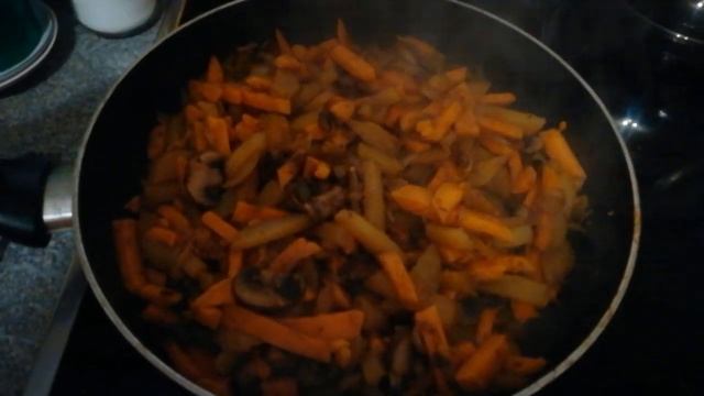 Тушеный картофель с бататом, луком и грибами (vegan) смотреть онлайн