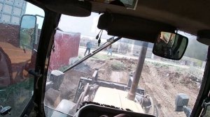 Как срезать дёрн экскаватором-погрузчиком.