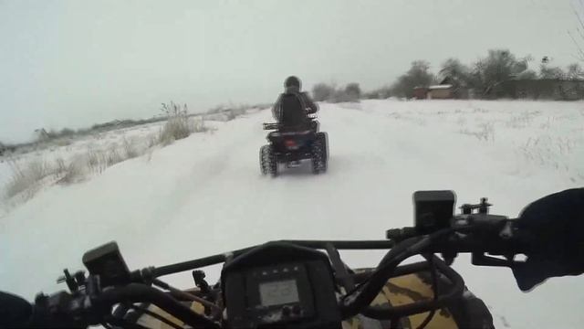 Катаемся на квадроциклах зимой! Весело задорно, дрифтуя не повторно. смотреть онлайн