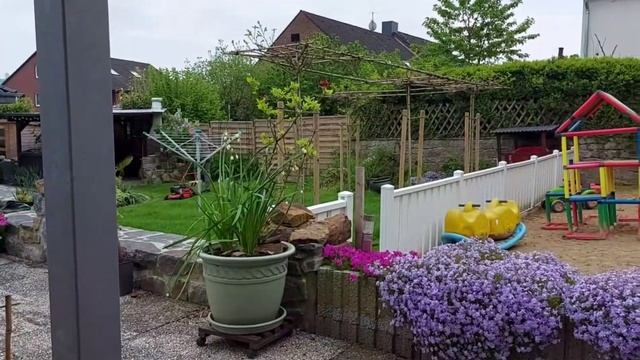 Кай,как всегда в делах,в работе! ( косит газон , пересаживает цветы..)??а я мёрзну и хочу спать.?? смотреть онлайн