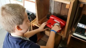 Ребенок пытается позвонить по дисковому телефону | Культурный код обновлен)))