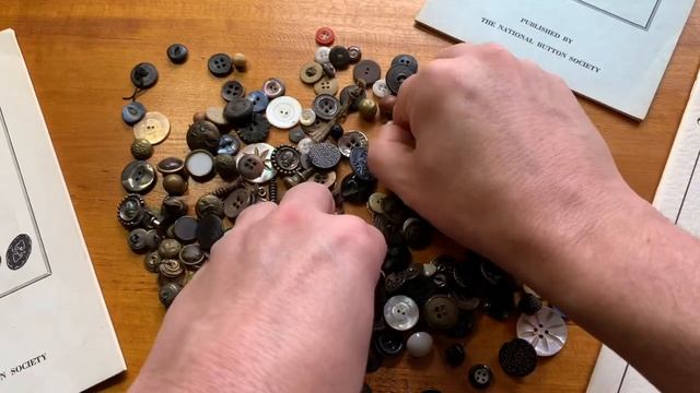Time Capsule of Historical Antique Buttons / Sorting & Identification Victorian , Civil War , Glass смотреть онлайн