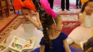 С букварём уселись куклы Выпускной в детском саду Детский выпускной