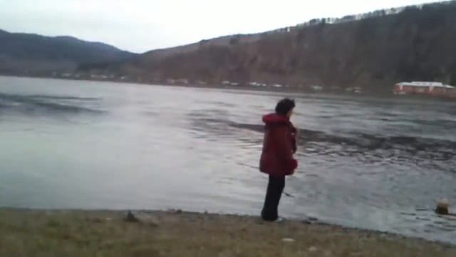 Уронили в речку мячик смотреть онлайн