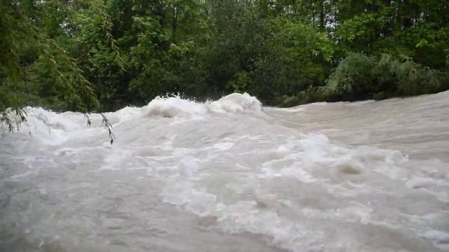 Разлив реки Острах в Зонтхофене (2013-06-02) - вид сбоку смотреть онлайн