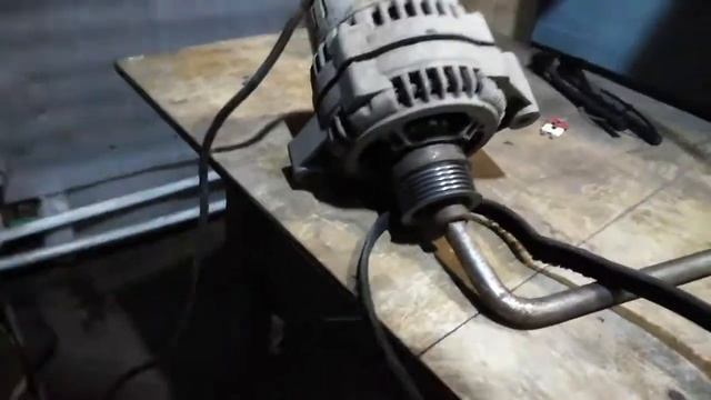 Как открутить шкивок генератора ваз, без тисков и спец приспособ смотреть онлайн