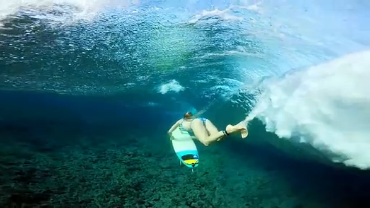 Прекрасные девушки катают на сёрфе смотреть онлайн