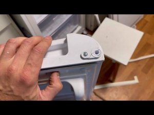 Замена резинки двери холодильника индезит.