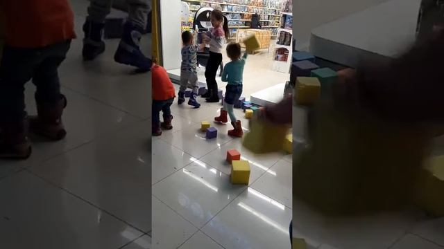 Бой мягкими кубиками в ТРЦ "Солнечный" смотреть онлайн