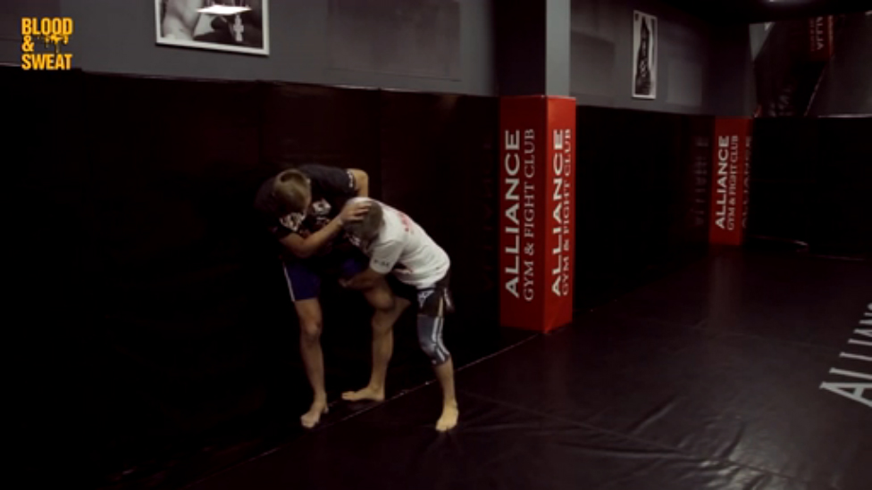 Александр Волков. Защита от борьбы у сетки. Alex Drago Volkov. Wrestling in a cage. смотреть онлайн