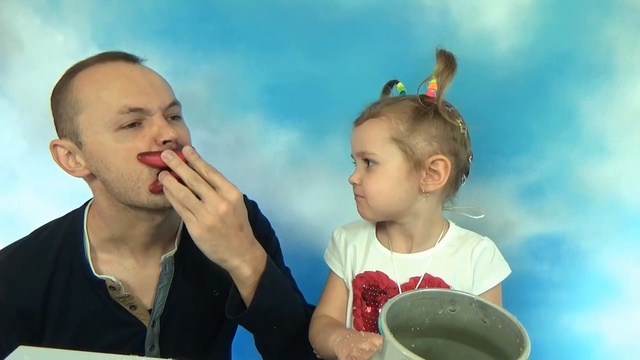 Бидончик молока с первоапрельскими приколами игрушками milk bucket with funny to смотреть онлайн