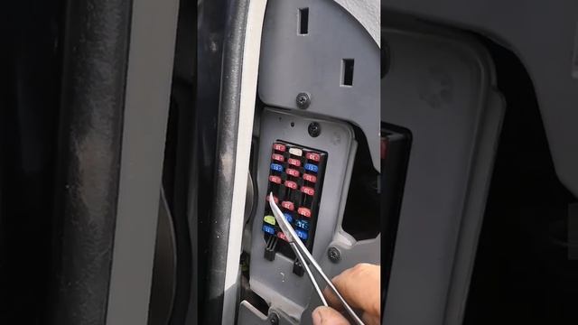 Chevrolet lacetti. не работают стеклоподъемники и ближний и дальний свет. Причина в предохранителе. смотреть онлайн