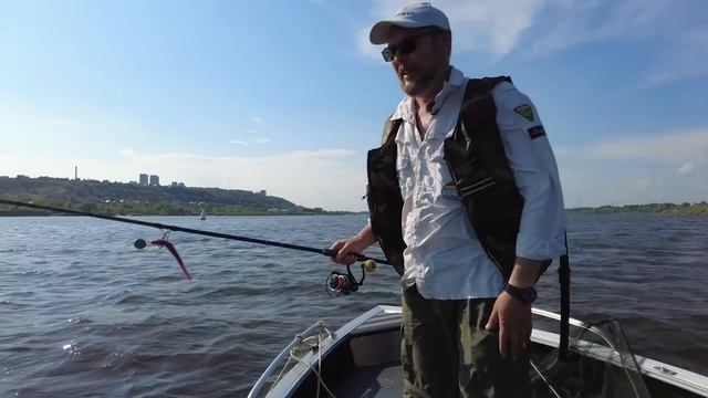 Судак на поролон, жерех на пилькеры. Рыбалка на Волге в черте города. смотреть онлайн