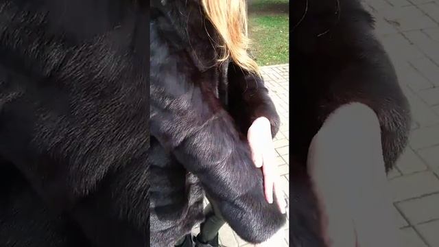 Шуба из меха длинношерстной норки 90см с капюшоном, черный цвет смотреть онлайн