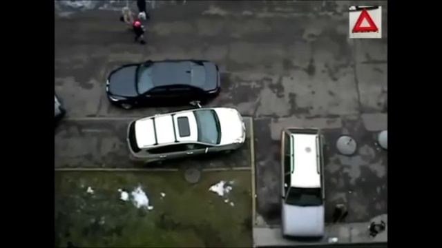 Прикол.Девушка выезжает с парковки-3 смотреть онлайн