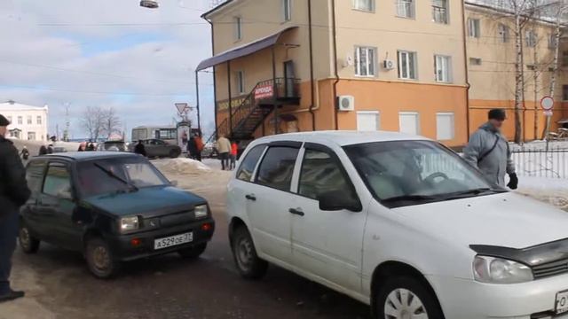 Два легковушки не поделили дорогу на улице Рылеевской в Кинешме смотреть онлайн