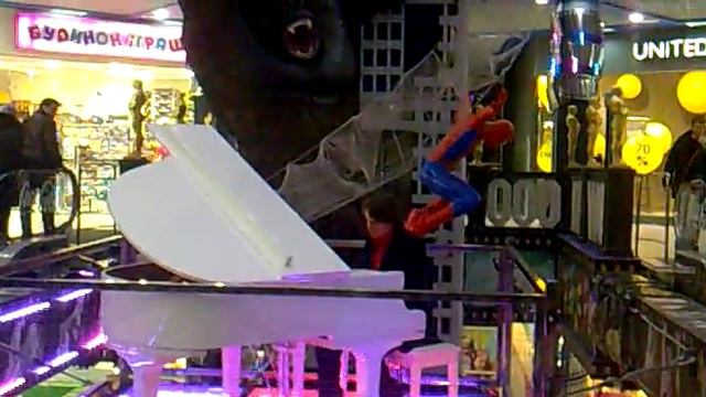 Красиво играет на фортепиано смотреть онлайн