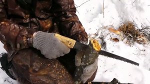 Добыча огня трением в зимнем лесу.mp4