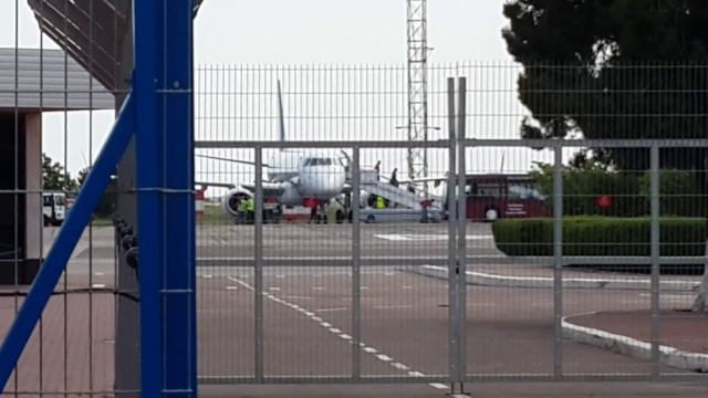 АЭРОПОРТ Одесса выход людей из самолёта смотреть онлайн
