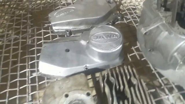 Чистим піскоструєм двигуна на мотоцикл JAWA. смотреть онлайн