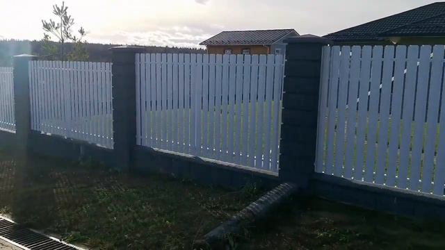 Монтаж забора белого двухстороннего евроштакетника RAL 9003 смотреть онлайн