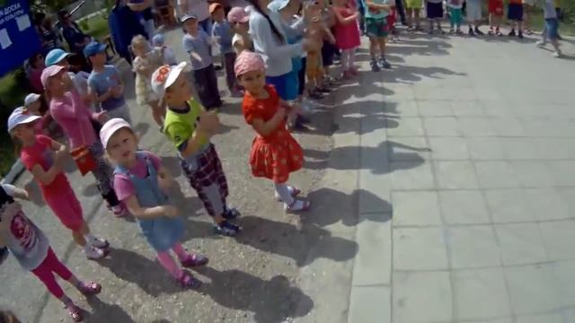 Детский сад Молочное. Малыши развлекаются 1 июня смотреть онлайн