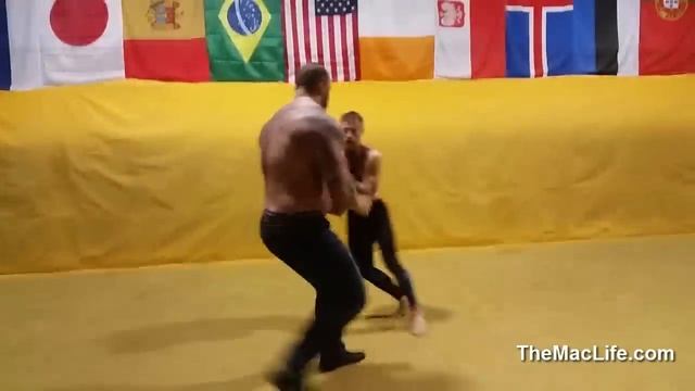 Conor McGregor vs The Mountain (Game of Thrones) смотреть онлайн