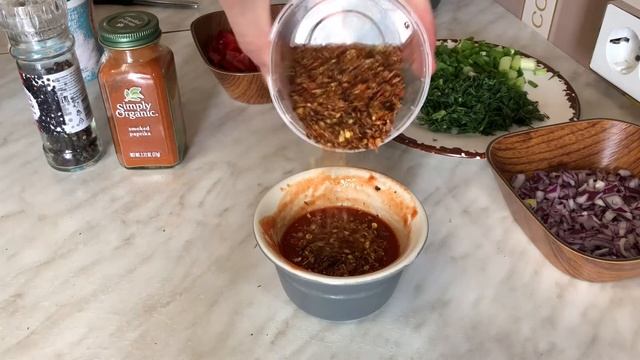 Готовлю ПРОСТУЮ ШАКШУКУ в первый раз. Быстрый рецепт смотреть онлайн