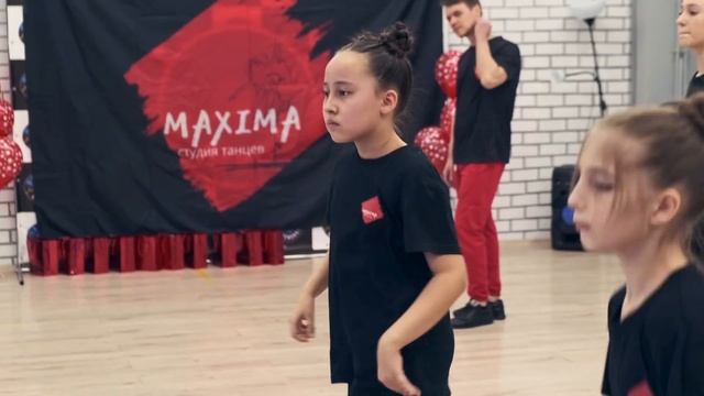 Студия танцев MAXIMA в Московском, открытый урок по современным танцам смотреть онлайн
