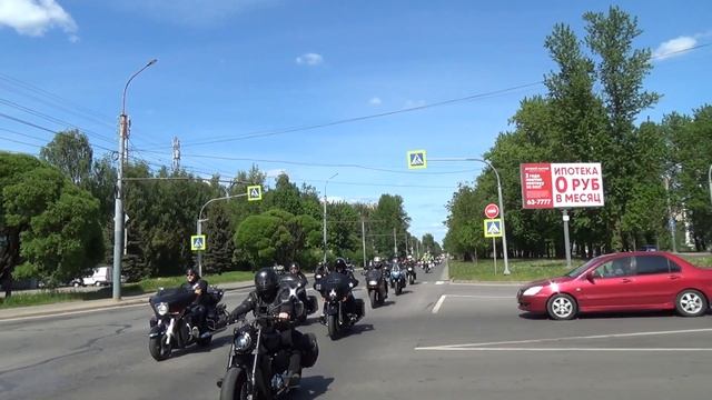 Пробег колонны мотоциклов по Великому Новгороду в честь открытия мотосезона 2023 смотреть онлайн