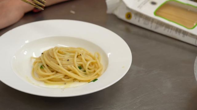 $1 Pasta VS $15 Pasta : Which one is (objectively) better ? смотреть онлайн