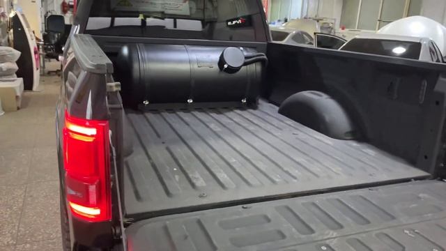 Большой газовый баллон для Ford F150. Цистерна на 210 литров пропан-бутана.