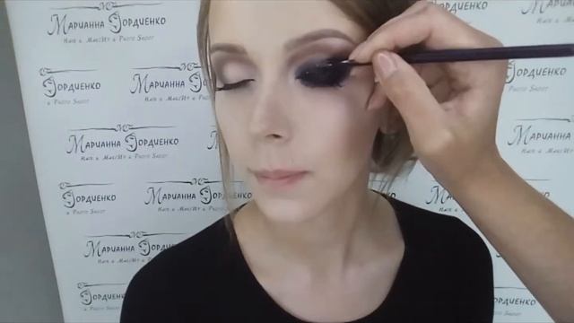 Макияж с использованием черного глиттера смотреть онлайн