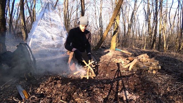 Одиночная Ночёвка В Лесу. Укрытие из Плёнки! Готовлю куриные бёдрышки на костре. Обогреваюсь свечко смотреть онлайн