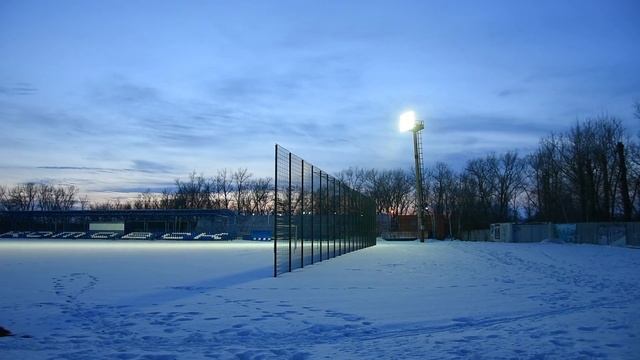 На городском стадионе установлены два световых прожектора смотреть онлайн