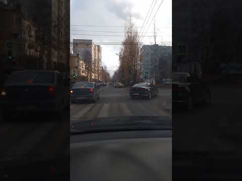 В центре Сыктывкара Opel протаранил опору ЛЭП смотреть онлайн