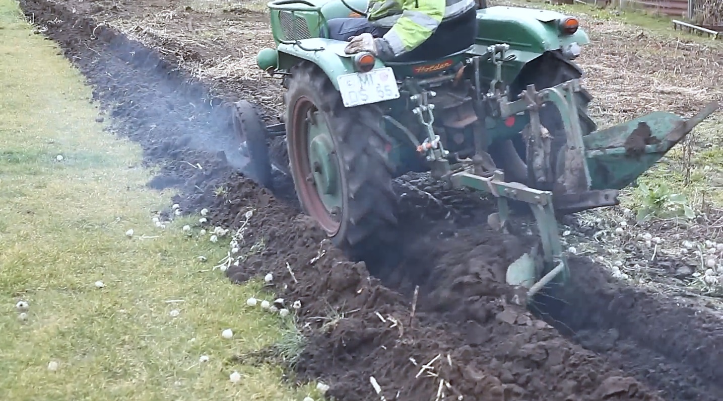 Работает больше 60 лет: трактор B12 1962 года (12 л.с.) смотреть онлайн
