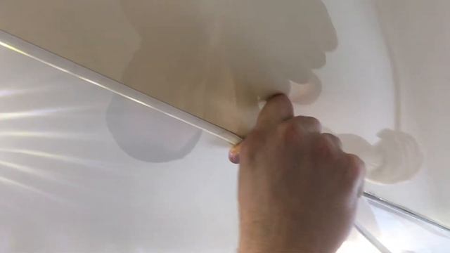 Вставляем резиновую заглушку в щель разделительного профиля натяжного потолка в зале. Тольятти. смотреть онлайн