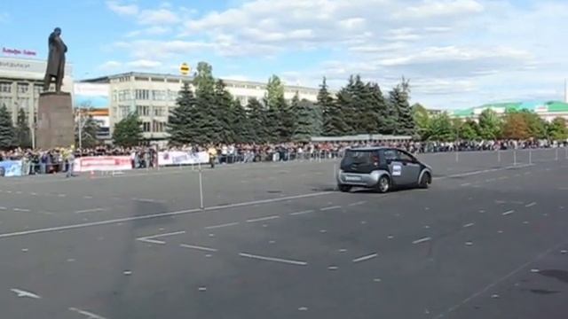 Шоу Авто-Дуэт 2012. Парад Ретро-автомобилей в Саратове.avi смотреть онлайн